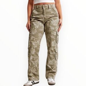Abercrombie & Fitch Curve Love Women’s Camo Cargo Carpenter Pants Size 31 / 12R